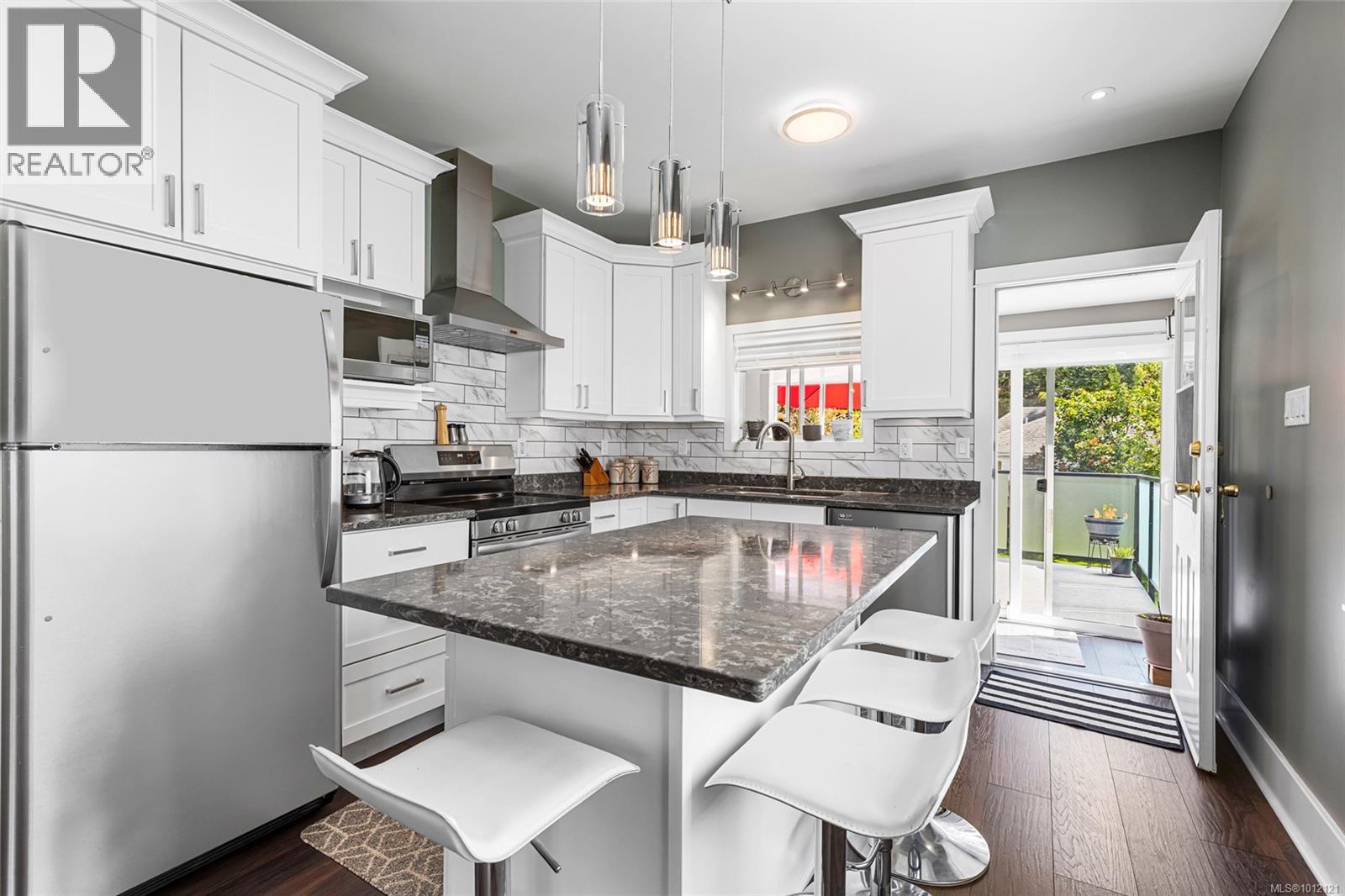 Photo 9 of 2065 Goldsmith St, Oak Bay BC
