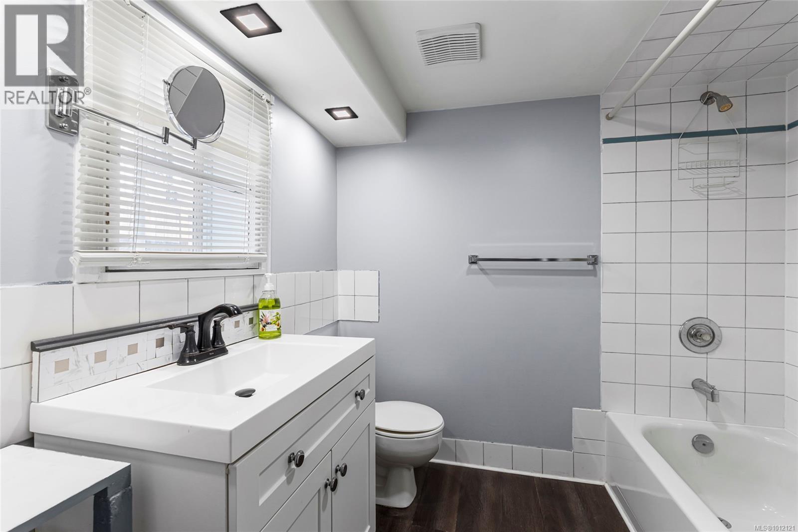 Photo 8 of 2065 Goldsmith St, Oak Bay BC
