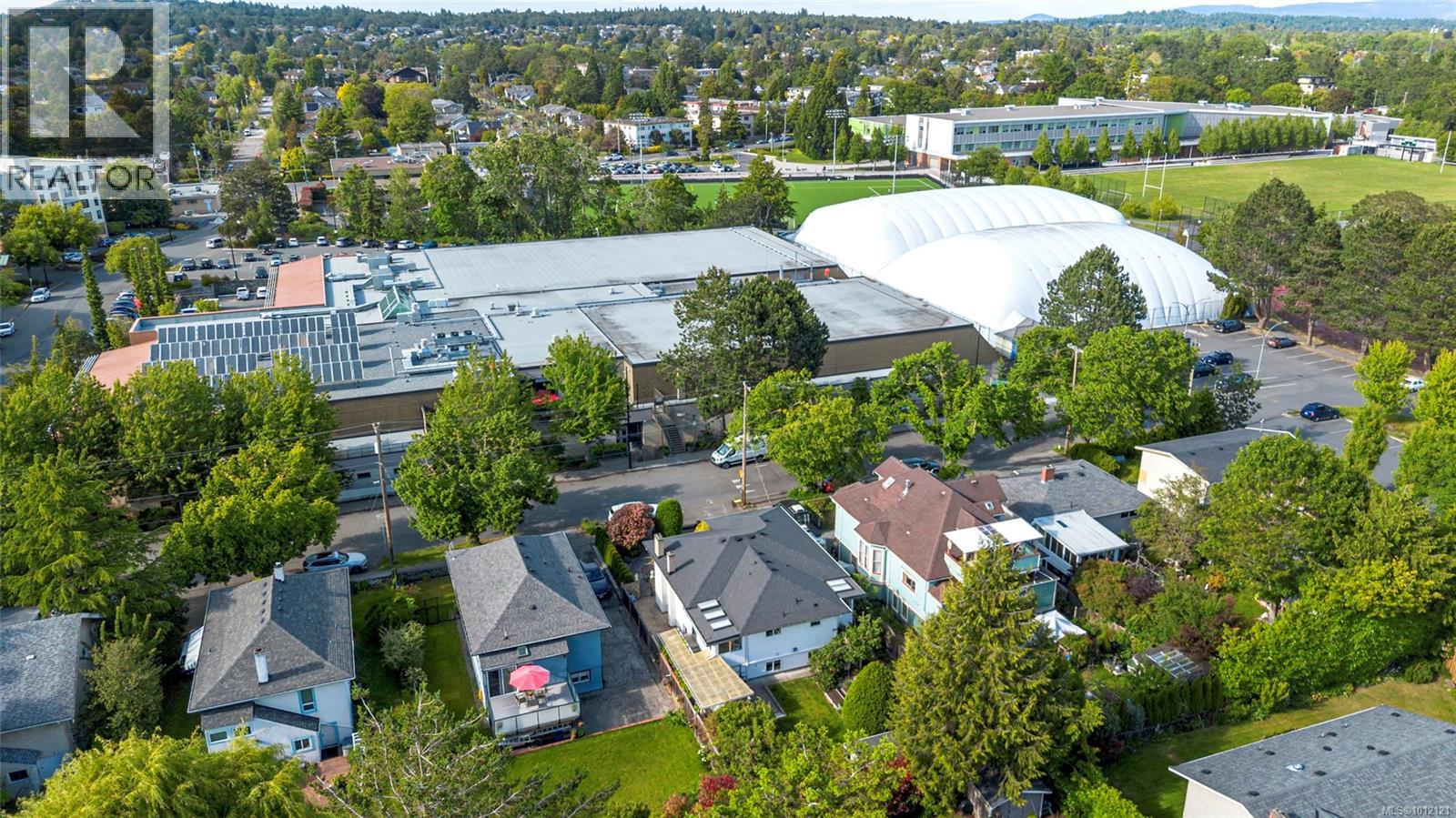 Photo 2 of 2065 Goldsmith St, Oak Bay BC