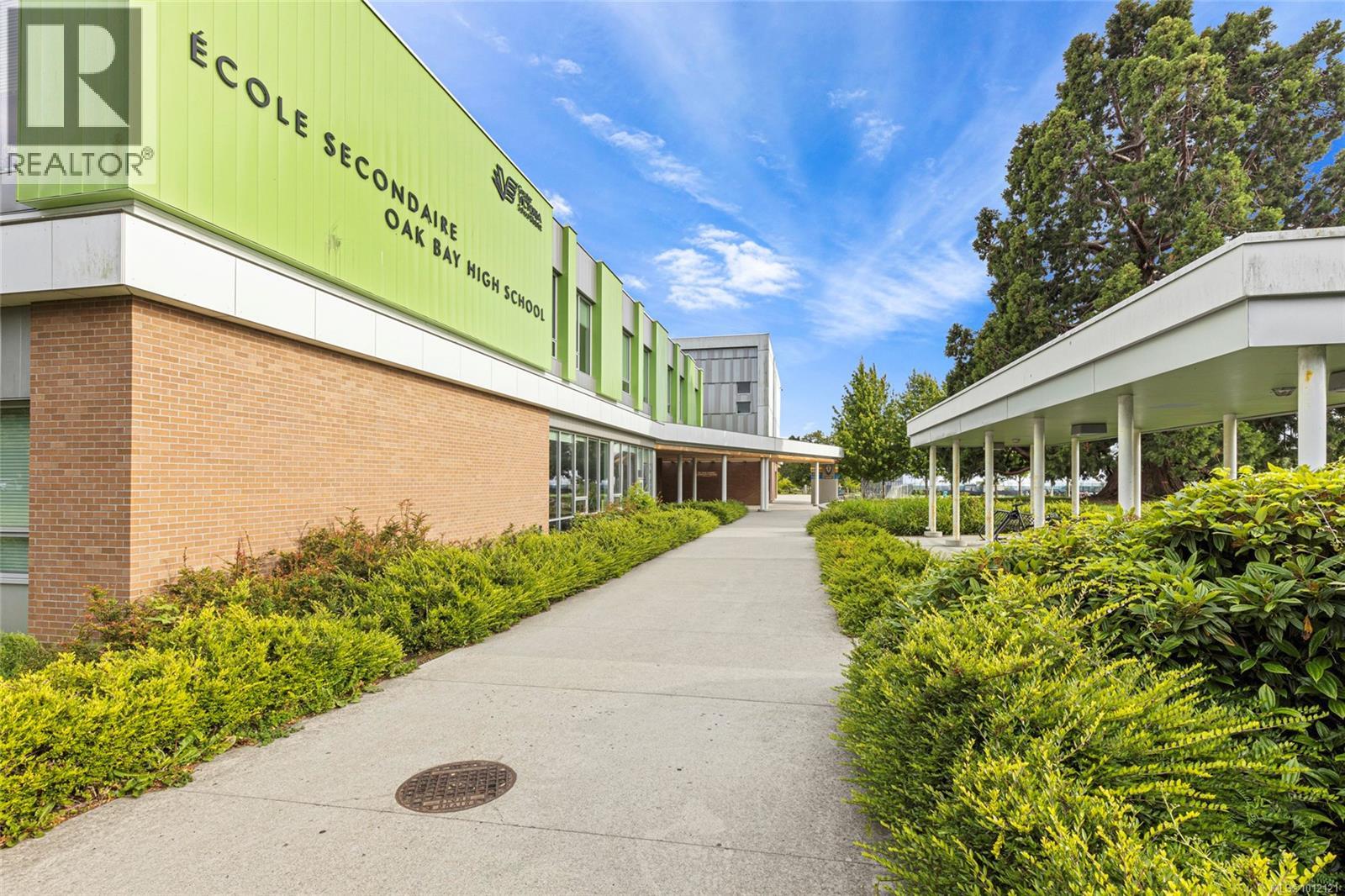 Photo 5 of 2065 Goldsmith St, Oak Bay BC
