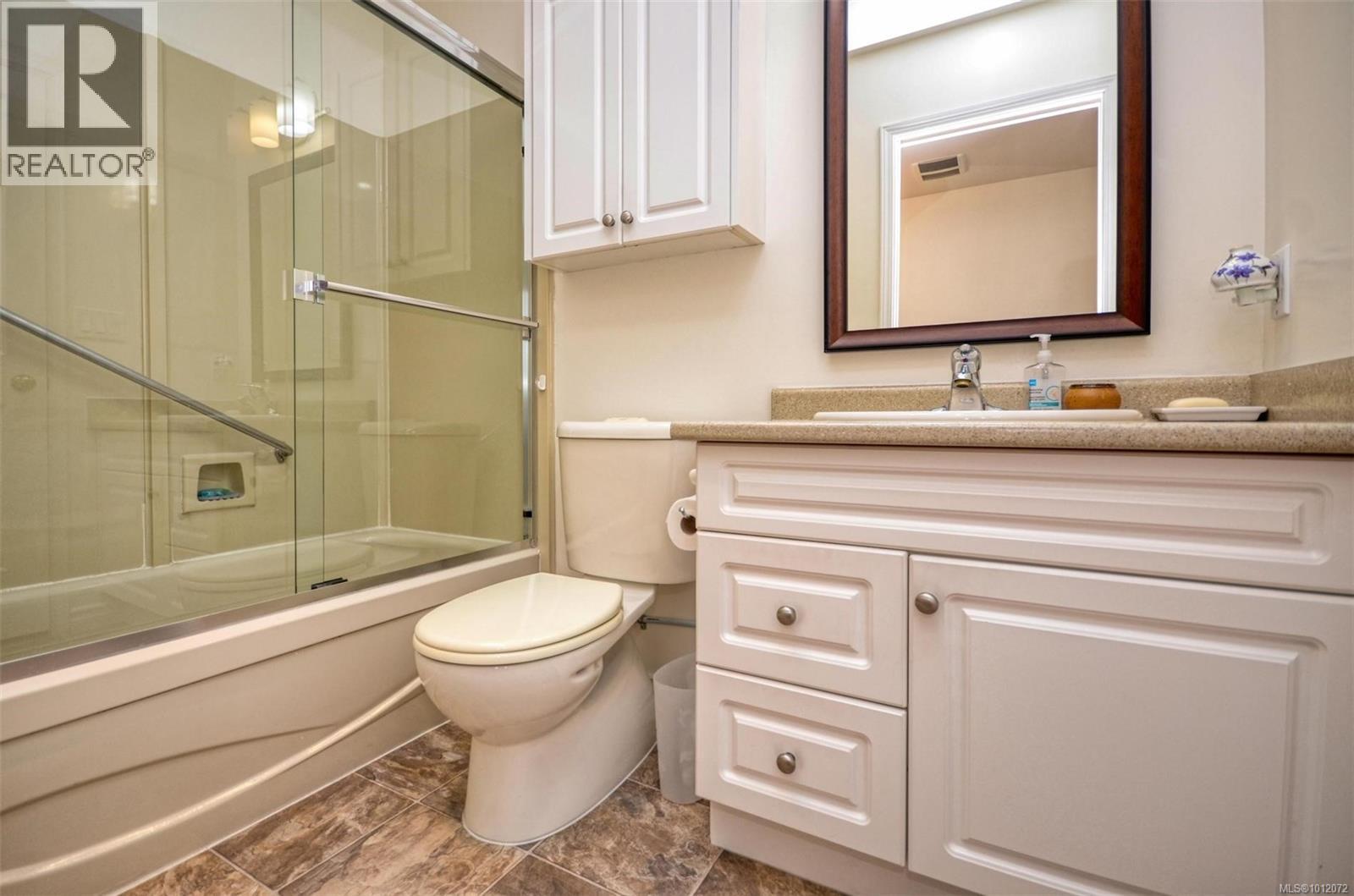Photo 8 of 7 5156 Cordova Bay Rd, Saanich BC