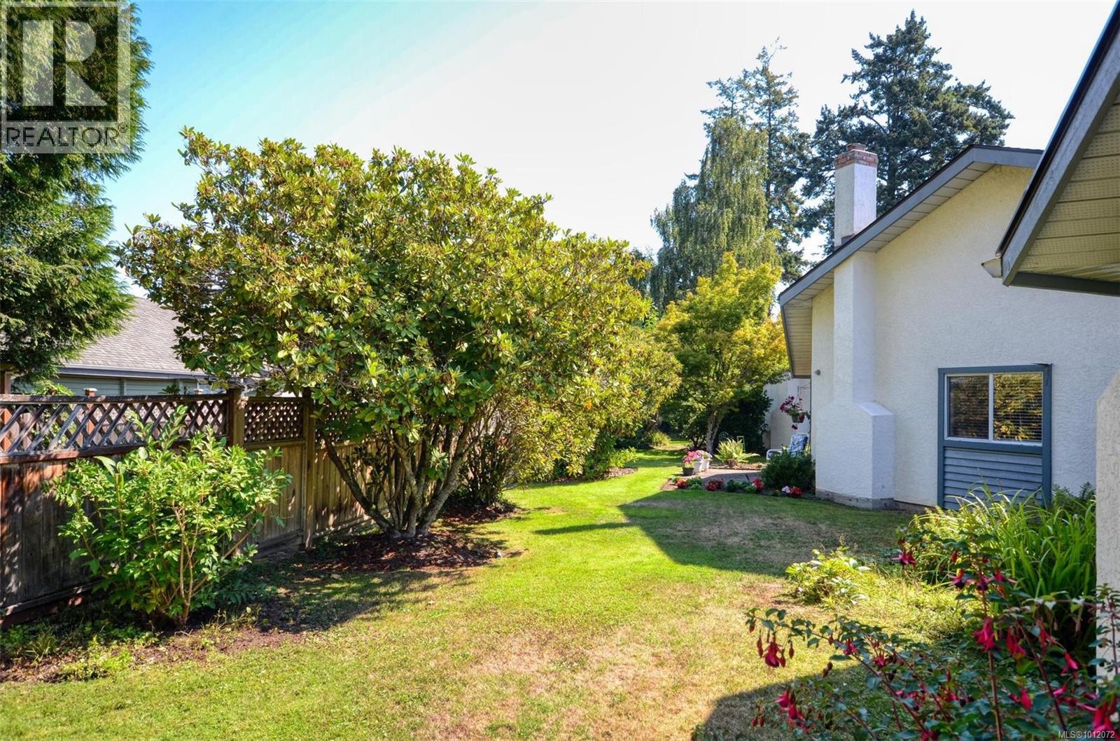Photo 37 of 7 5156 Cordova Bay Rd, Saanich BC