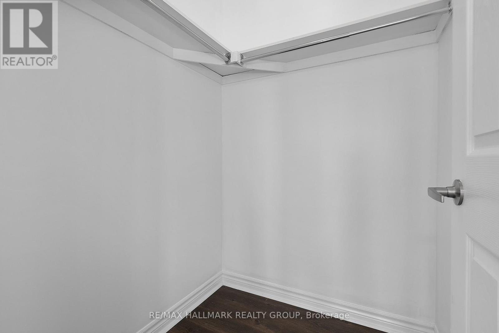 Photo 4 of 2427 Nutgrove Avenue, Ottawa ON