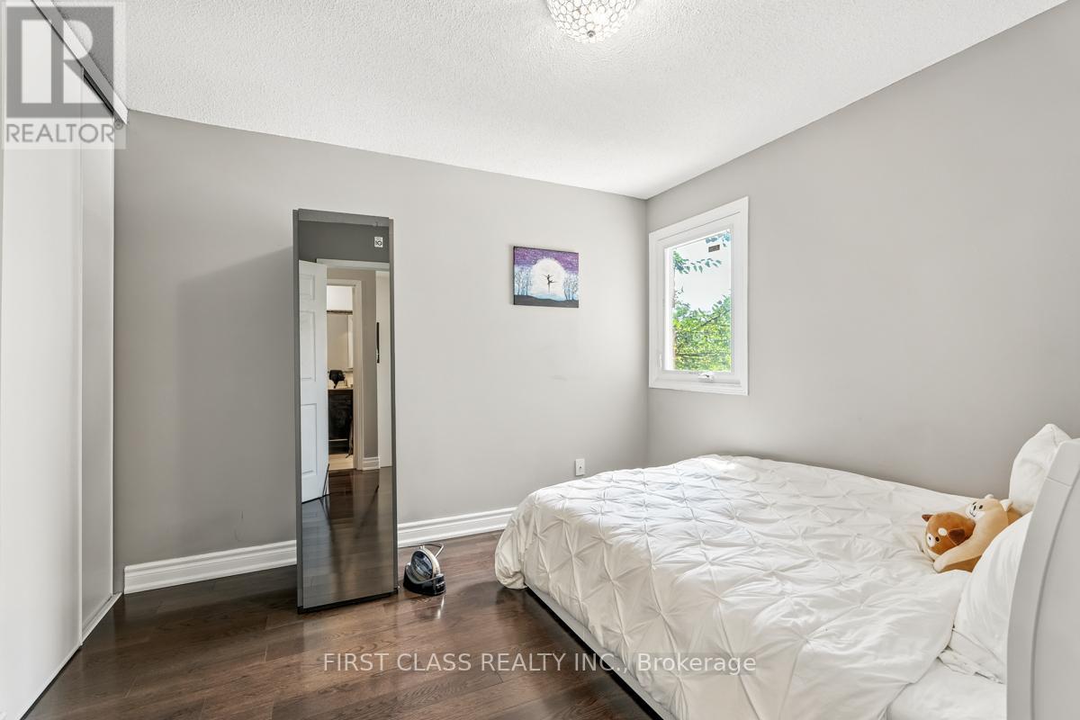 Photo 16 of 5053 Rundle Crescent, Mississauga ON