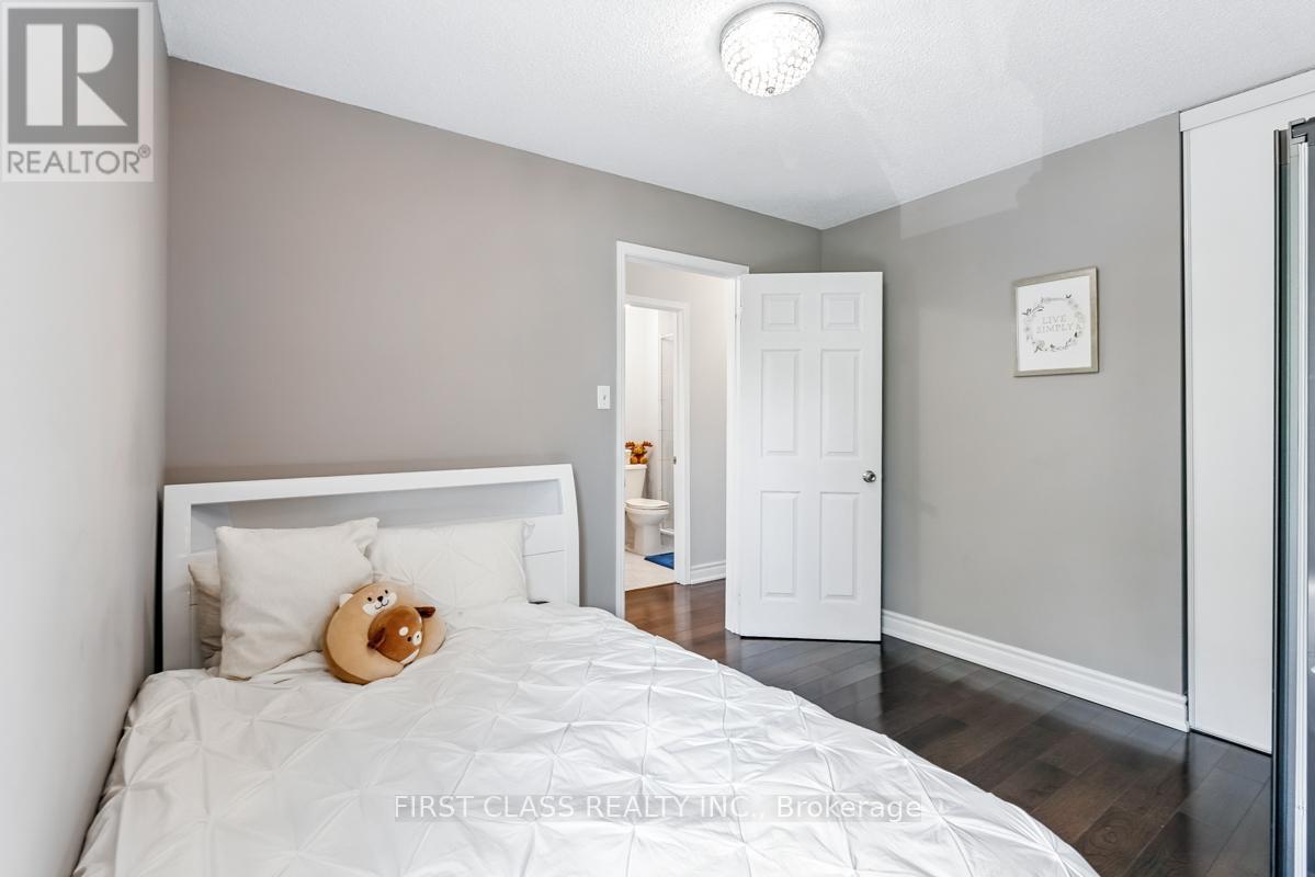 Photo 2 of 5053 Rundle Crescent, Mississauga ON