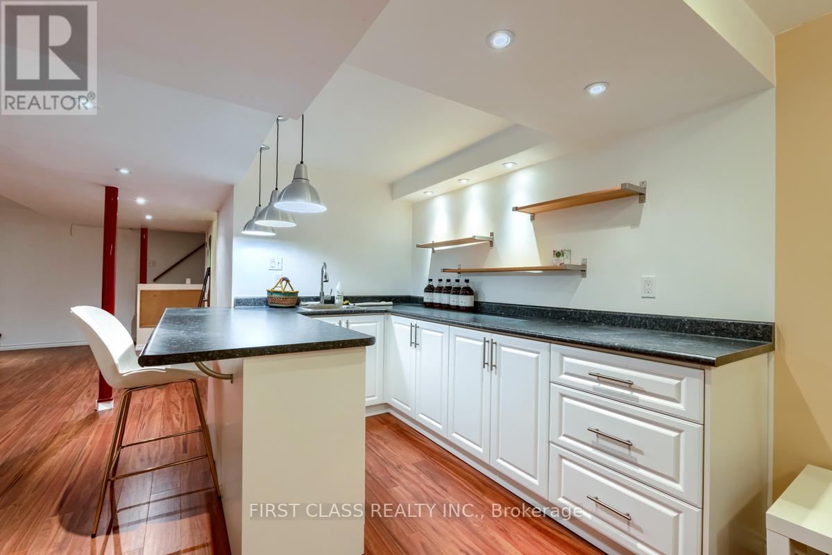 Photo 14 of 5053 Rundle Crescent, Mississauga ON