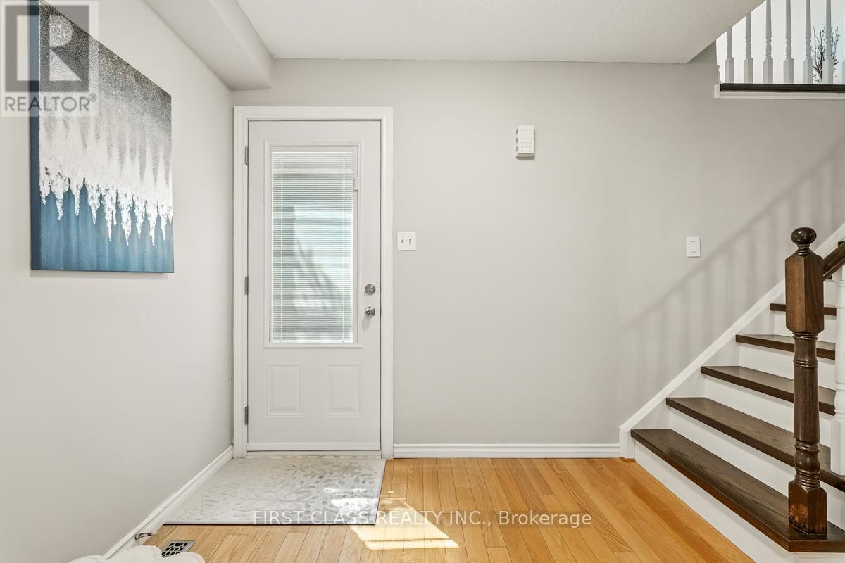 Photo 5 of 5053 Rundle Crescent, Mississauga ON