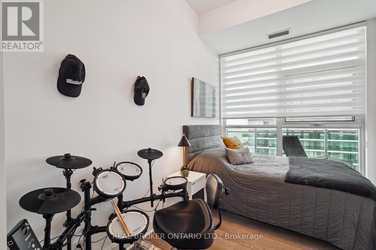 Photo 4 of 3704 33 Shore Breeze Drive, Toronto ON