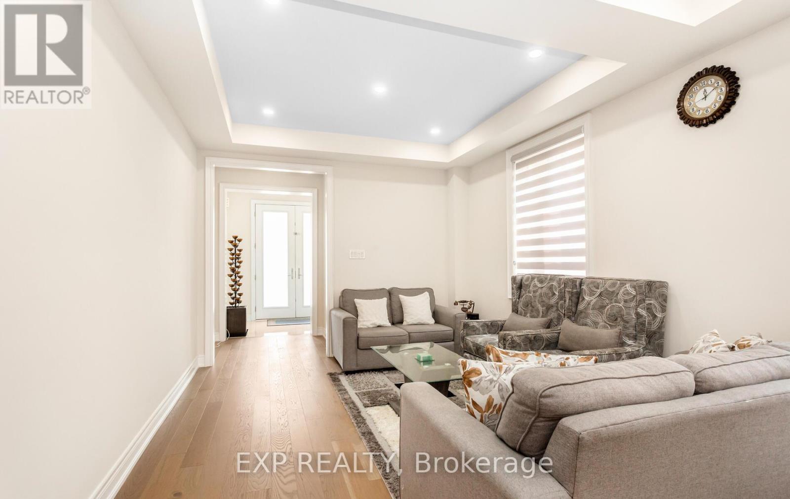 Photo 4 of 40 Frost Street, Brampton ON