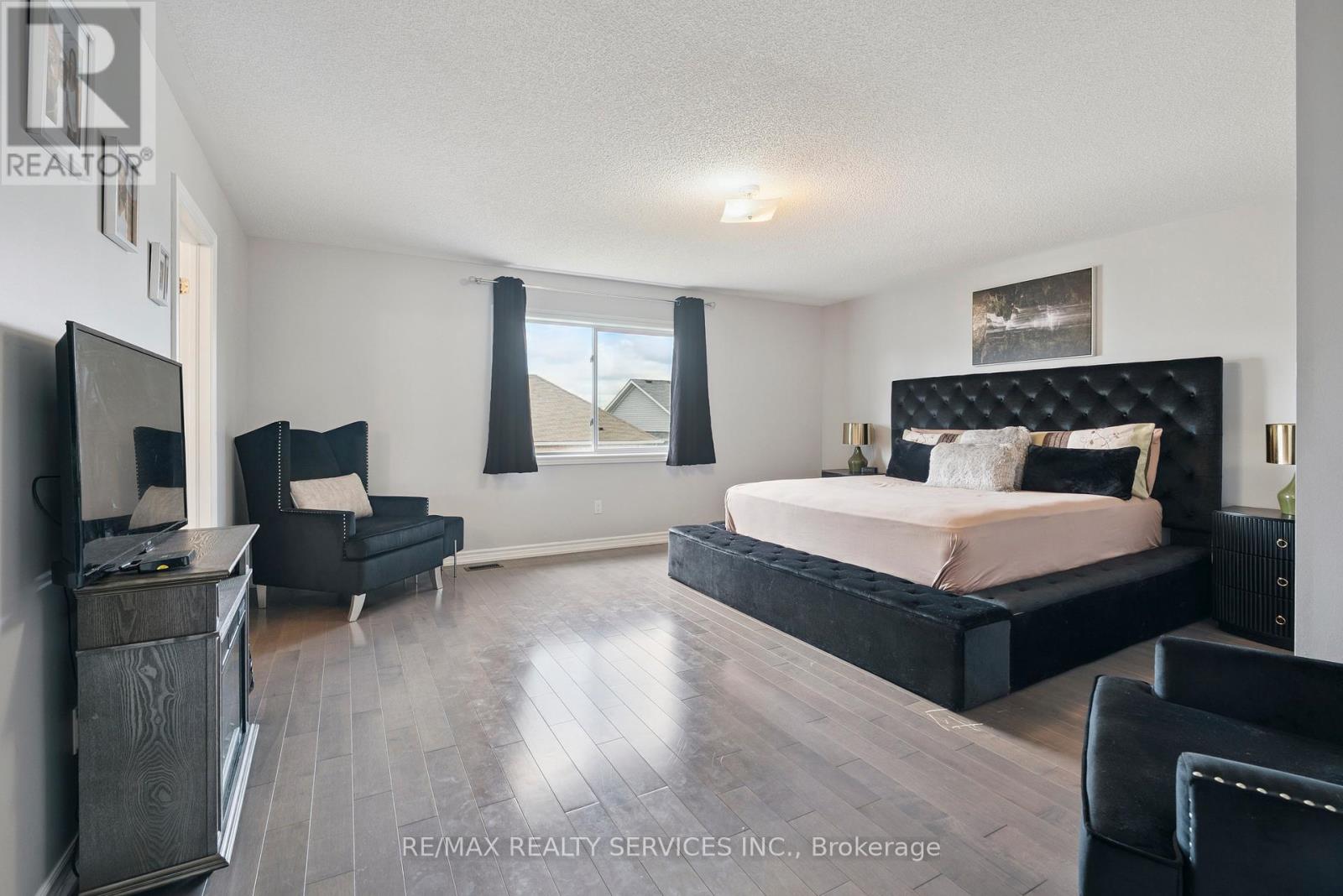 Photo 11 of 125 Morden Drive, Shelburne ON