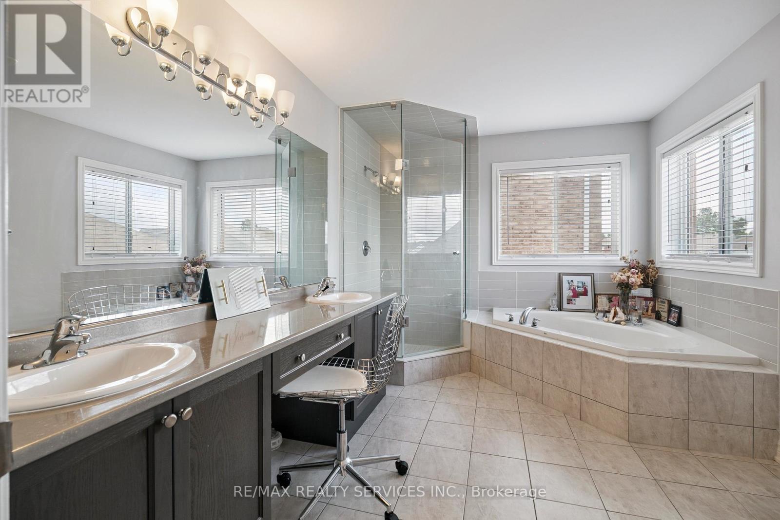 Photo 5 of 125 Morden Drive, Shelburne ON