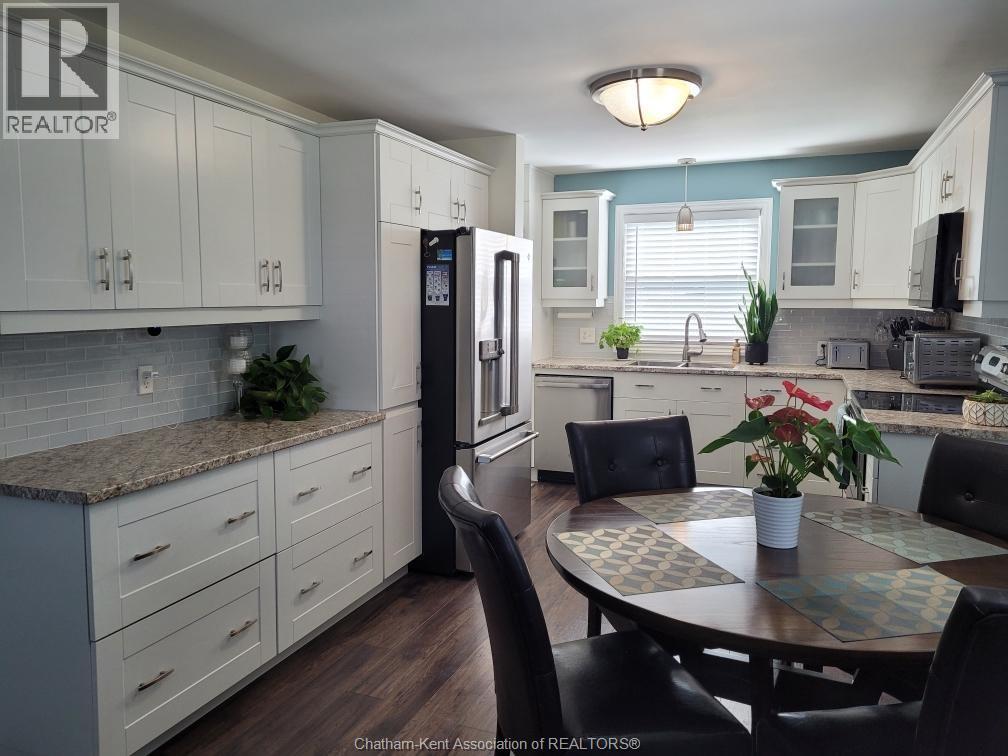 Photo 16 of 48 Tweedsmuir Avenue East, Chatham ON