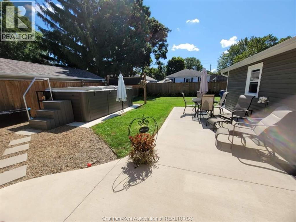 Photo 3 of 48 Tweedsmuir Avenue East, Chatham ON