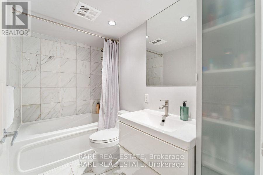 Photo 3 of 911 8 York Street, Toronto ON
