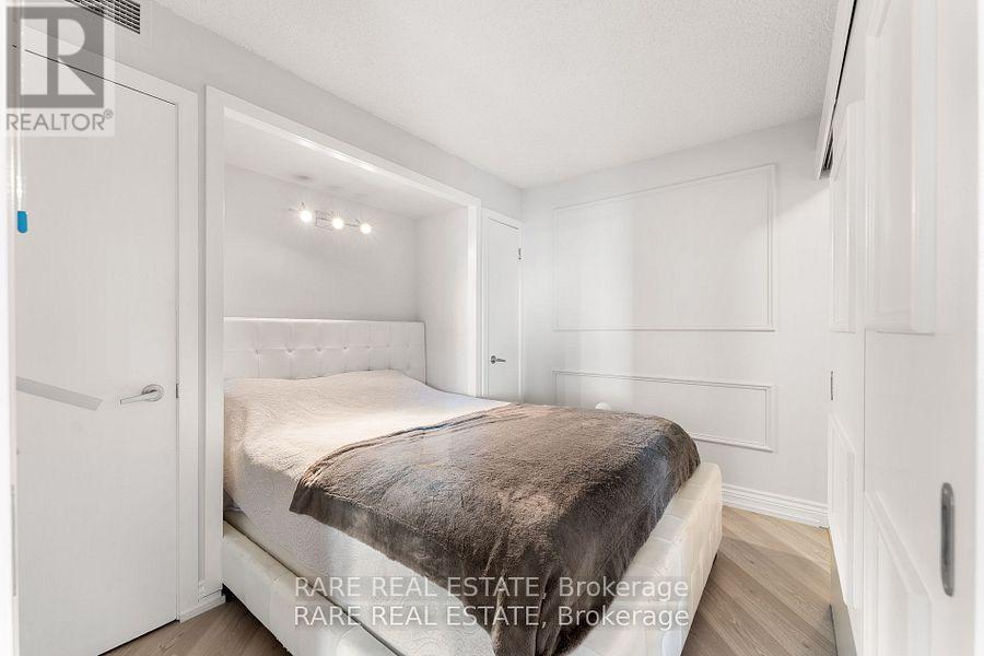 Photo 9 of 911 8 York Street, Toronto ON