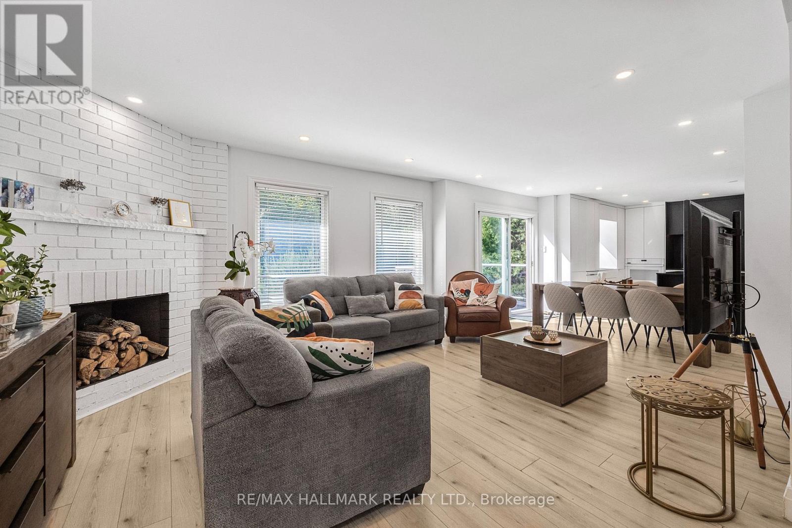 Photo 10 of 133 Heathwood Heights Drive, Aurora ON