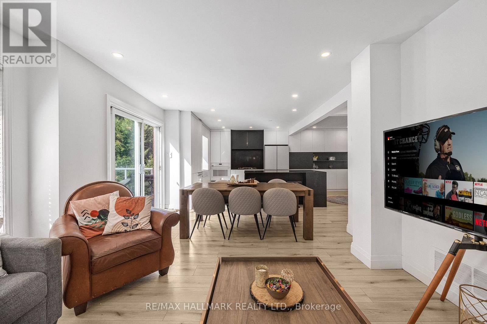 Photo 11 of 133 Heathwood Heights Drive, Aurora ON