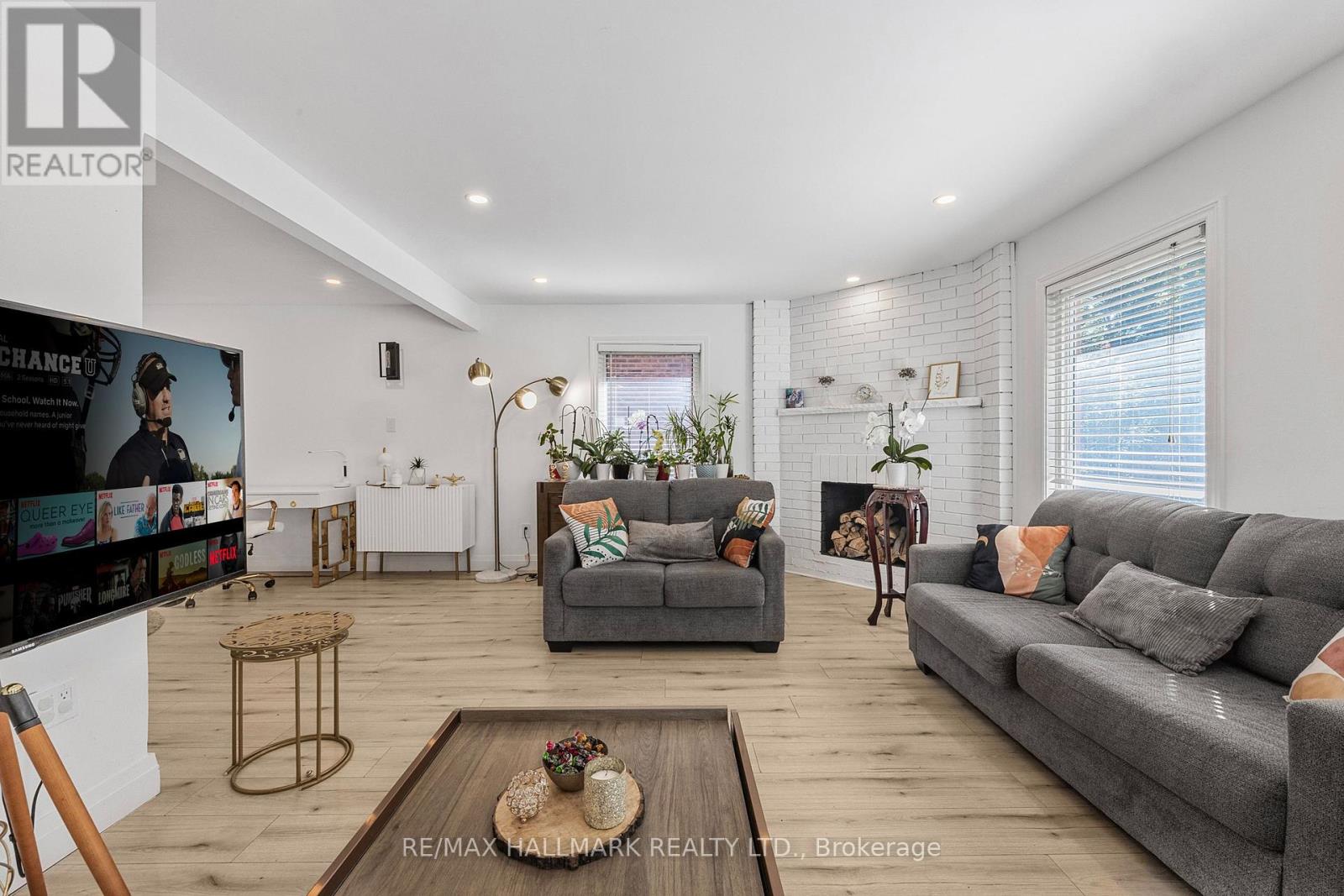 Photo 13 of 133 Heathwood Heights Drive, Aurora ON
