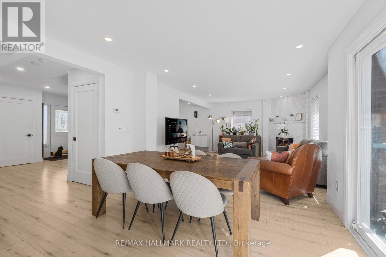 Photo 14 of 133 Heathwood Heights Drive, Aurora ON