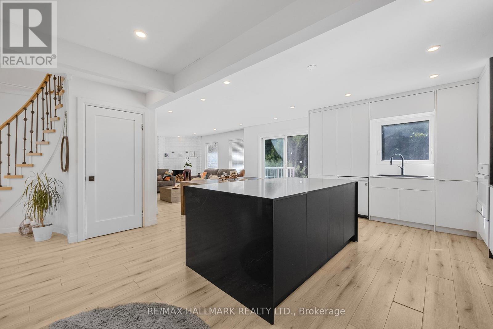 Photo 17 of 133 Heathwood Heights Drive, Aurora ON