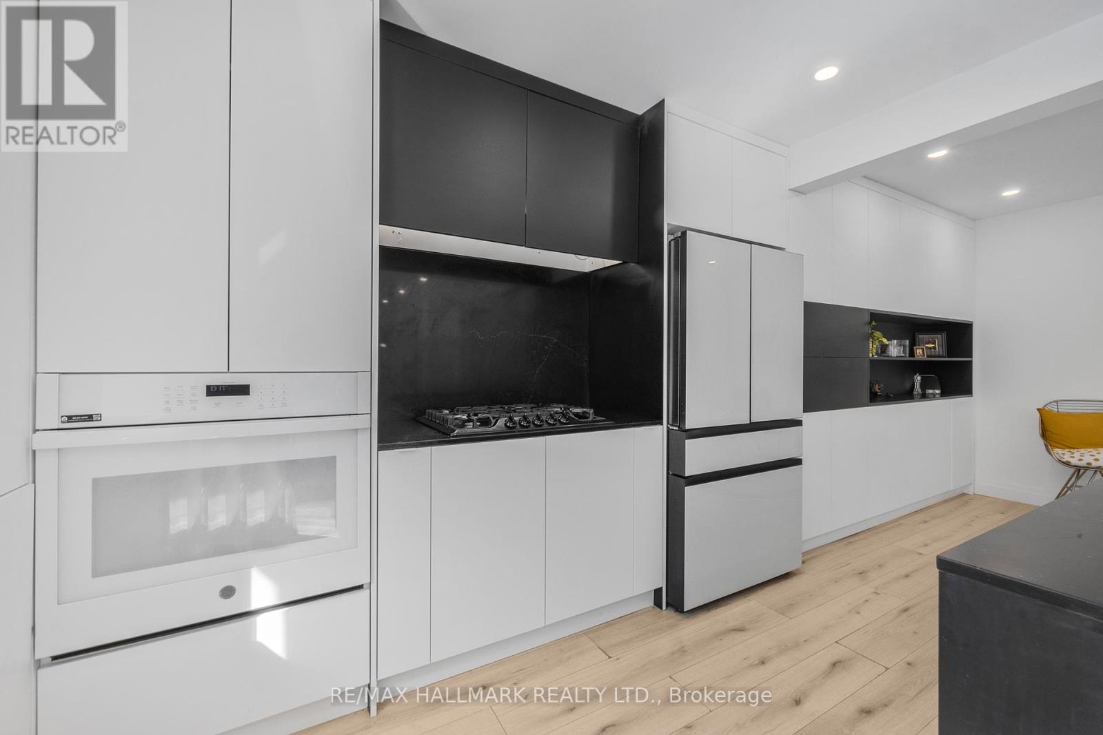 Photo 19 of 133 Heathwood Heights Drive, Aurora ON