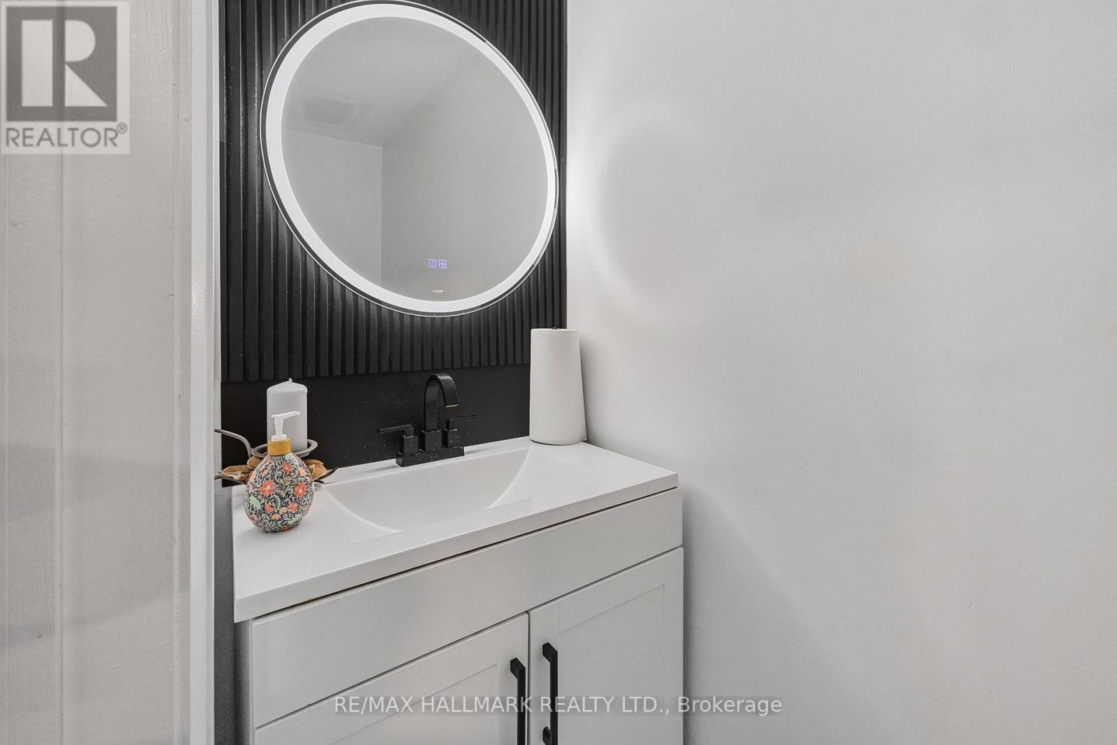 Photo 21 of 133 Heathwood Heights Drive, Aurora ON