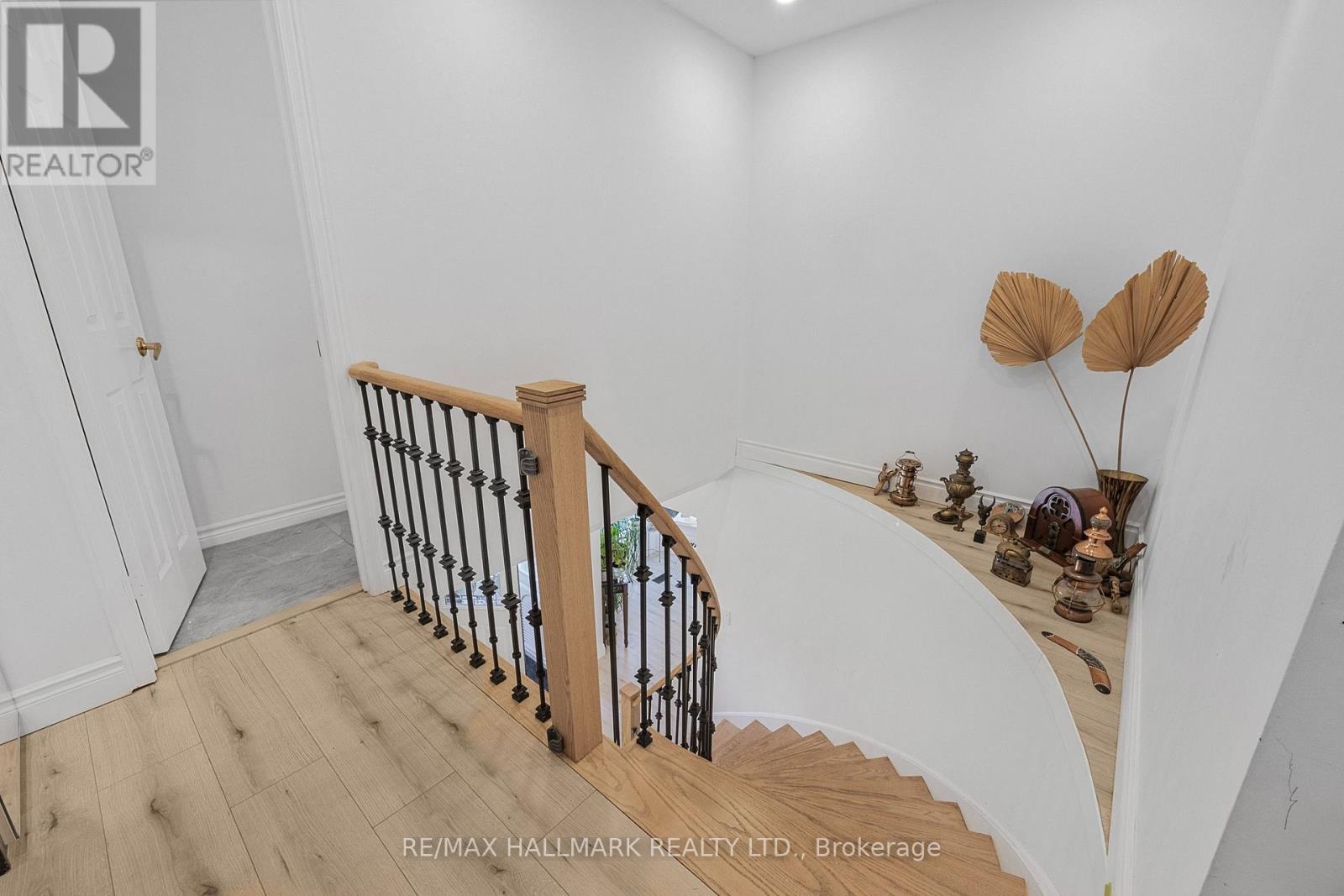Photo 23 of 133 Heathwood Heights Drive, Aurora ON