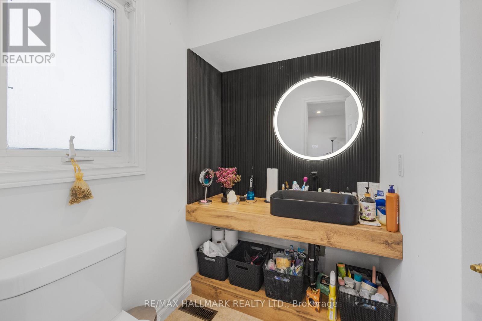Photo 26 of 133 Heathwood Heights Drive, Aurora ON