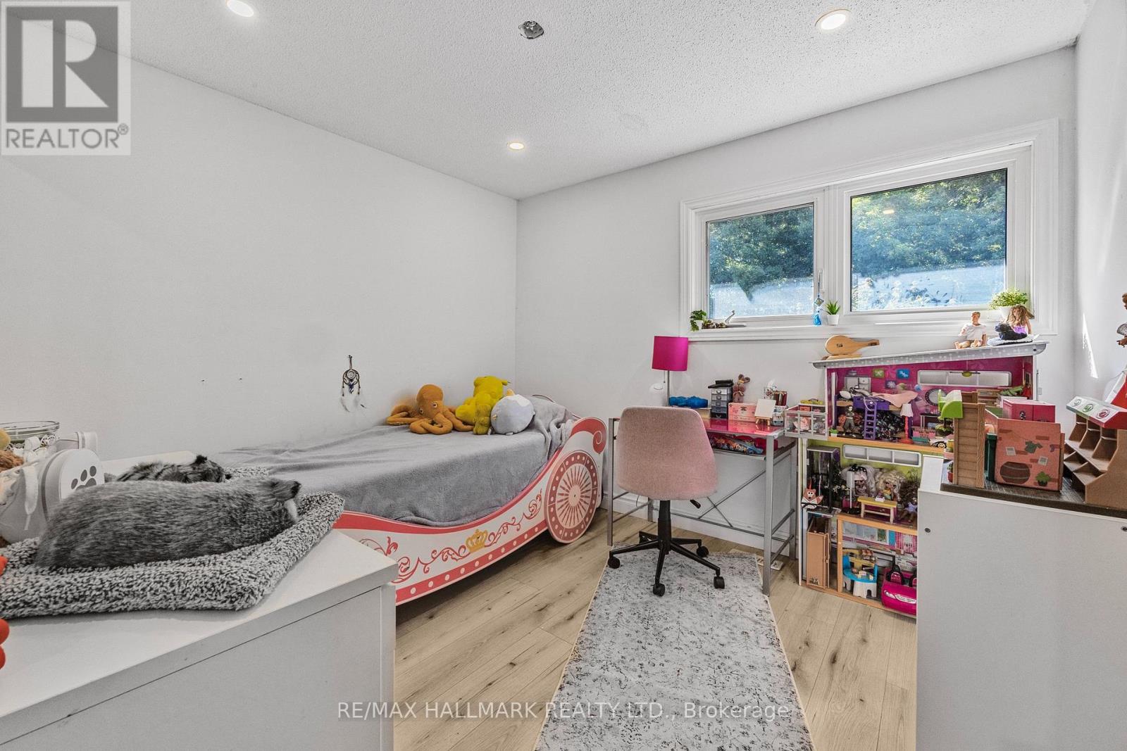 Photo 27 of 133 Heathwood Heights Drive, Aurora ON