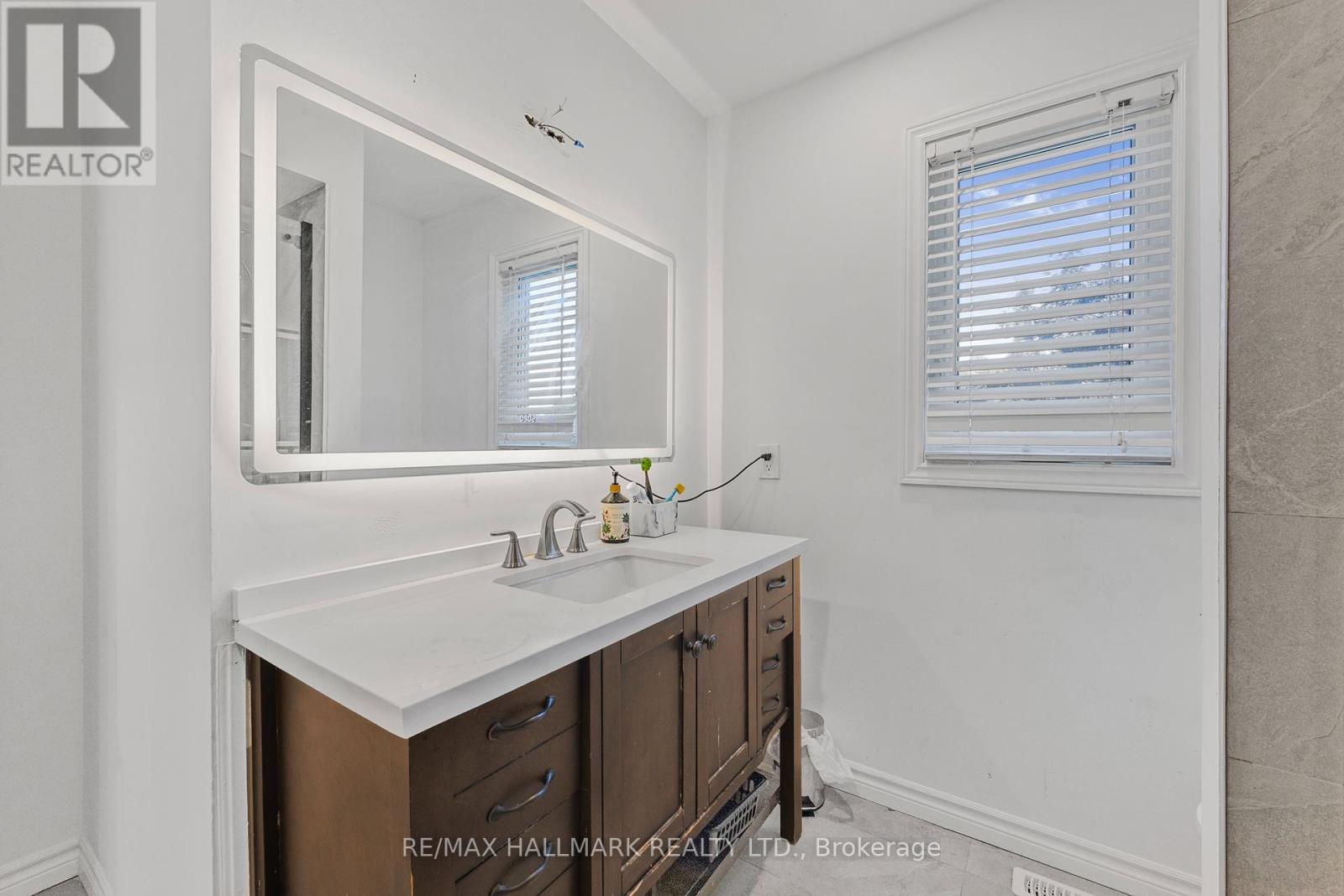 Photo 29 of 133 Heathwood Heights Drive, Aurora ON