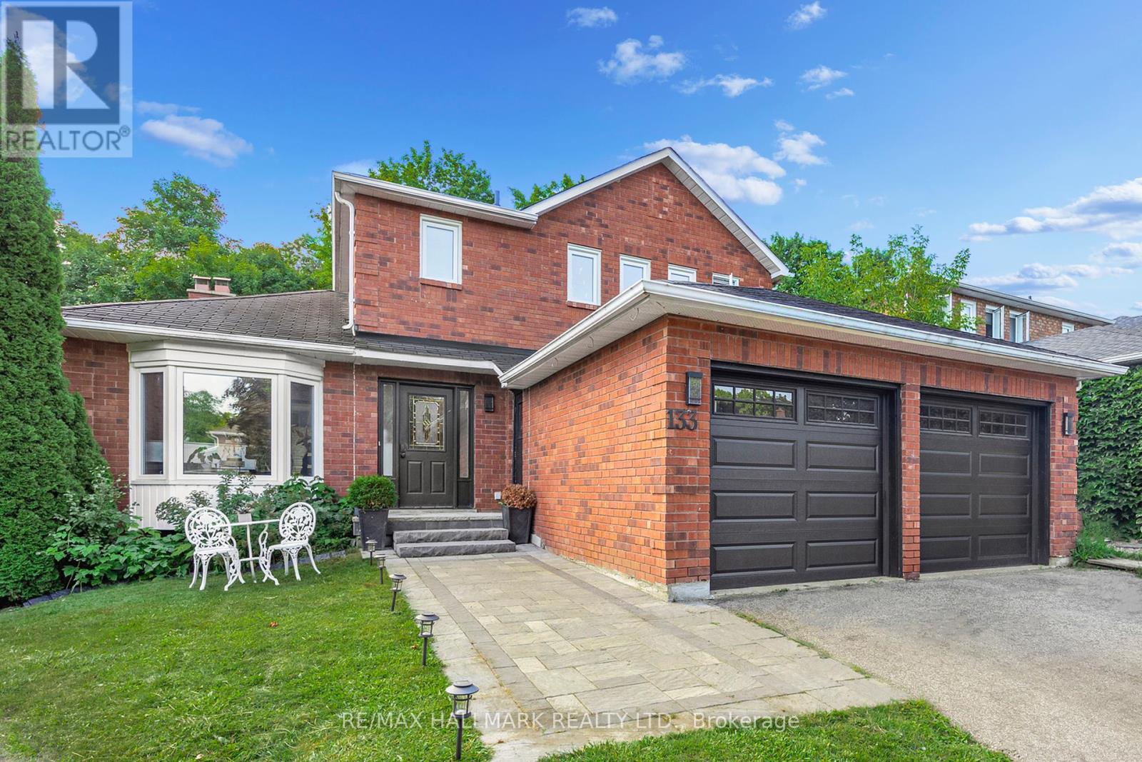 Photo 3 of 133 Heathwood Heights Drive, Aurora ON