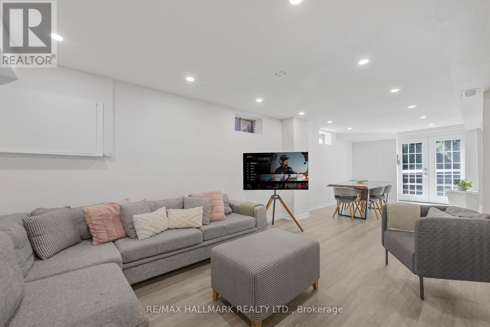 Photo 31 of 133 Heathwood Heights Drive, Aurora ON
