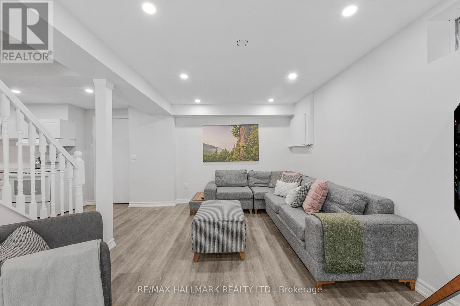 Photo 32 of 133 Heathwood Heights Drive, Aurora ON
