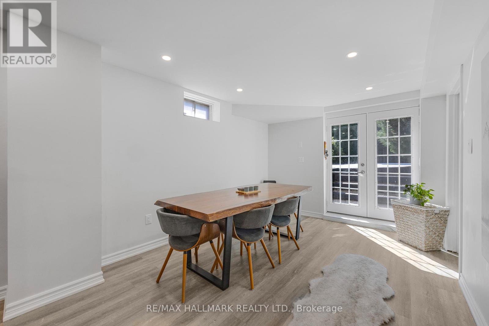Photo 33 of 133 Heathwood Heights Drive, Aurora ON