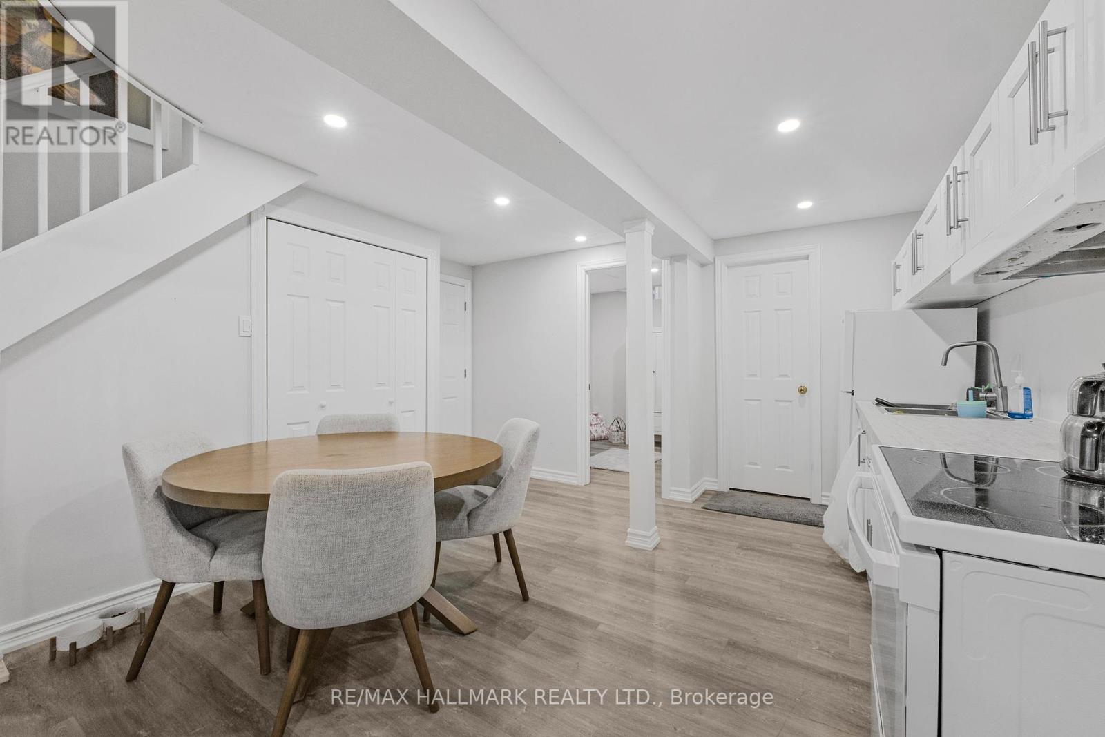 Photo 35 of 133 Heathwood Heights Drive, Aurora ON