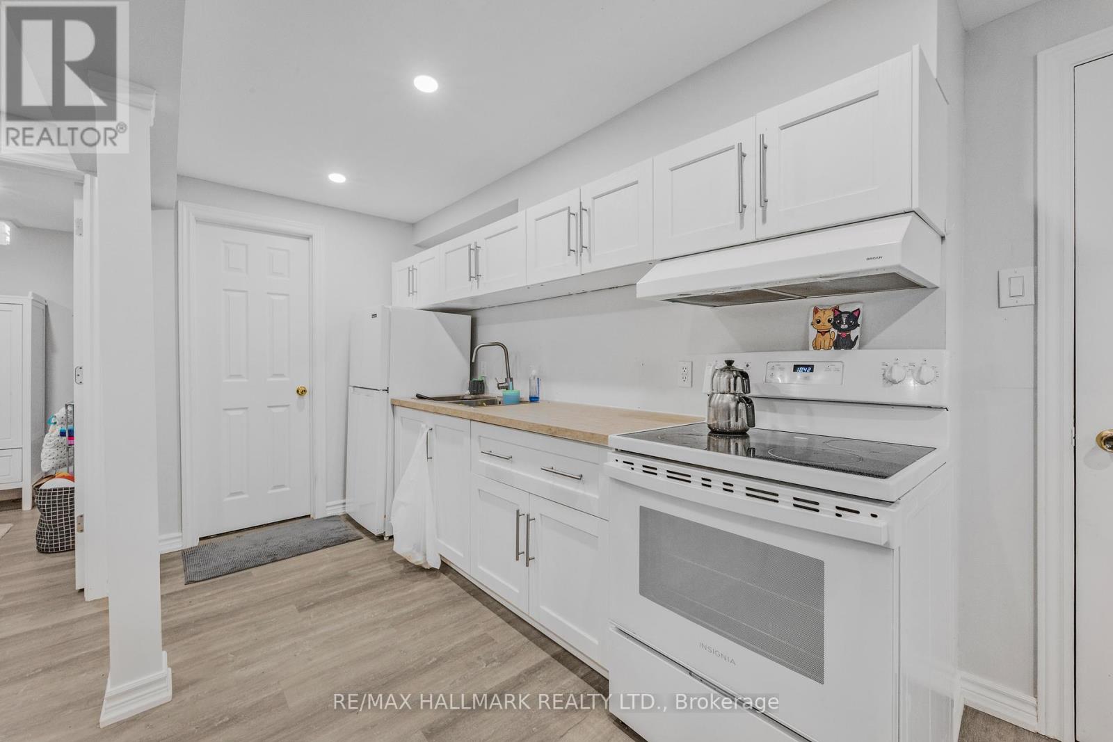 Photo 36 of 133 Heathwood Heights Drive, Aurora ON