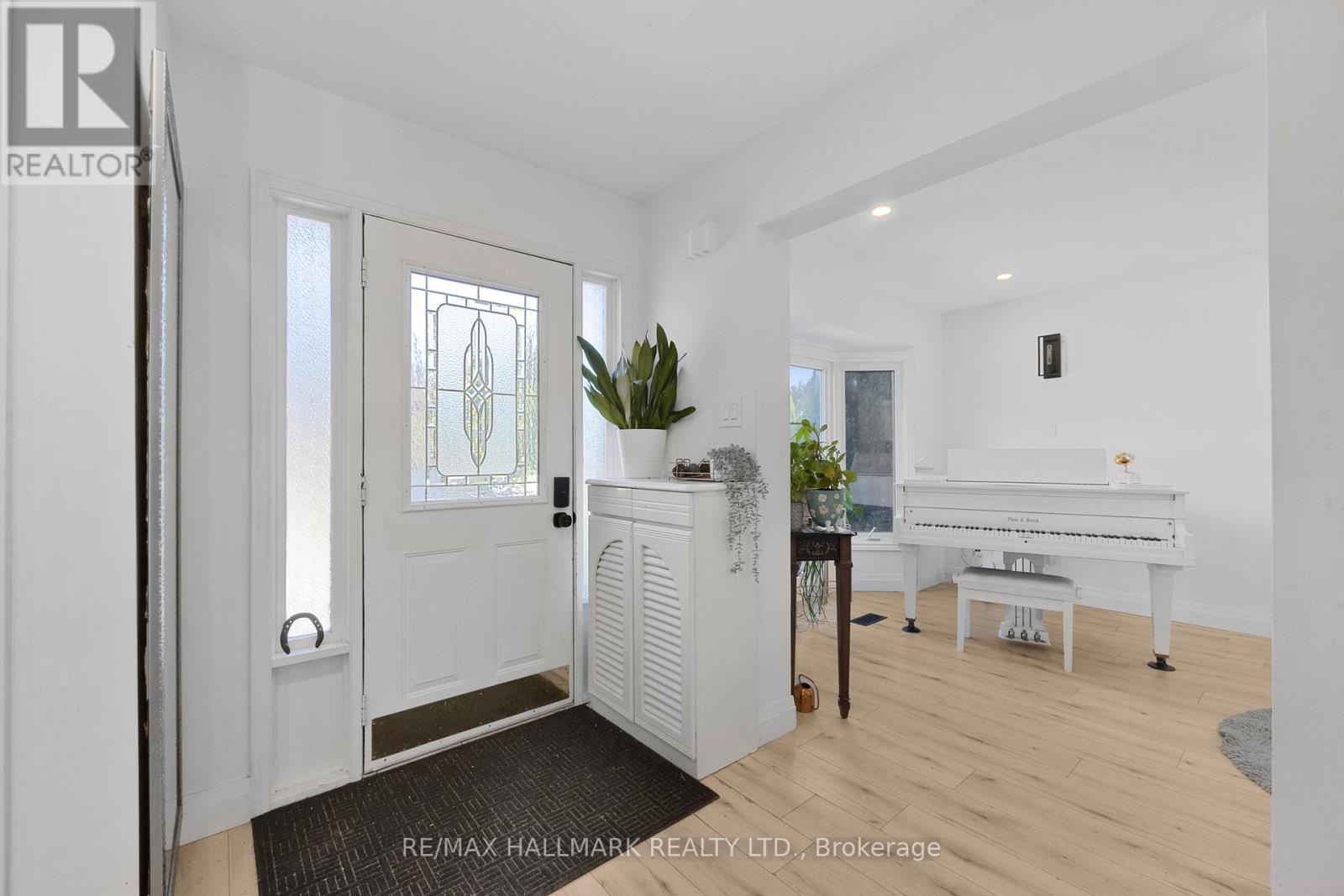 Photo 4 of 133 Heathwood Heights Drive, Aurora ON