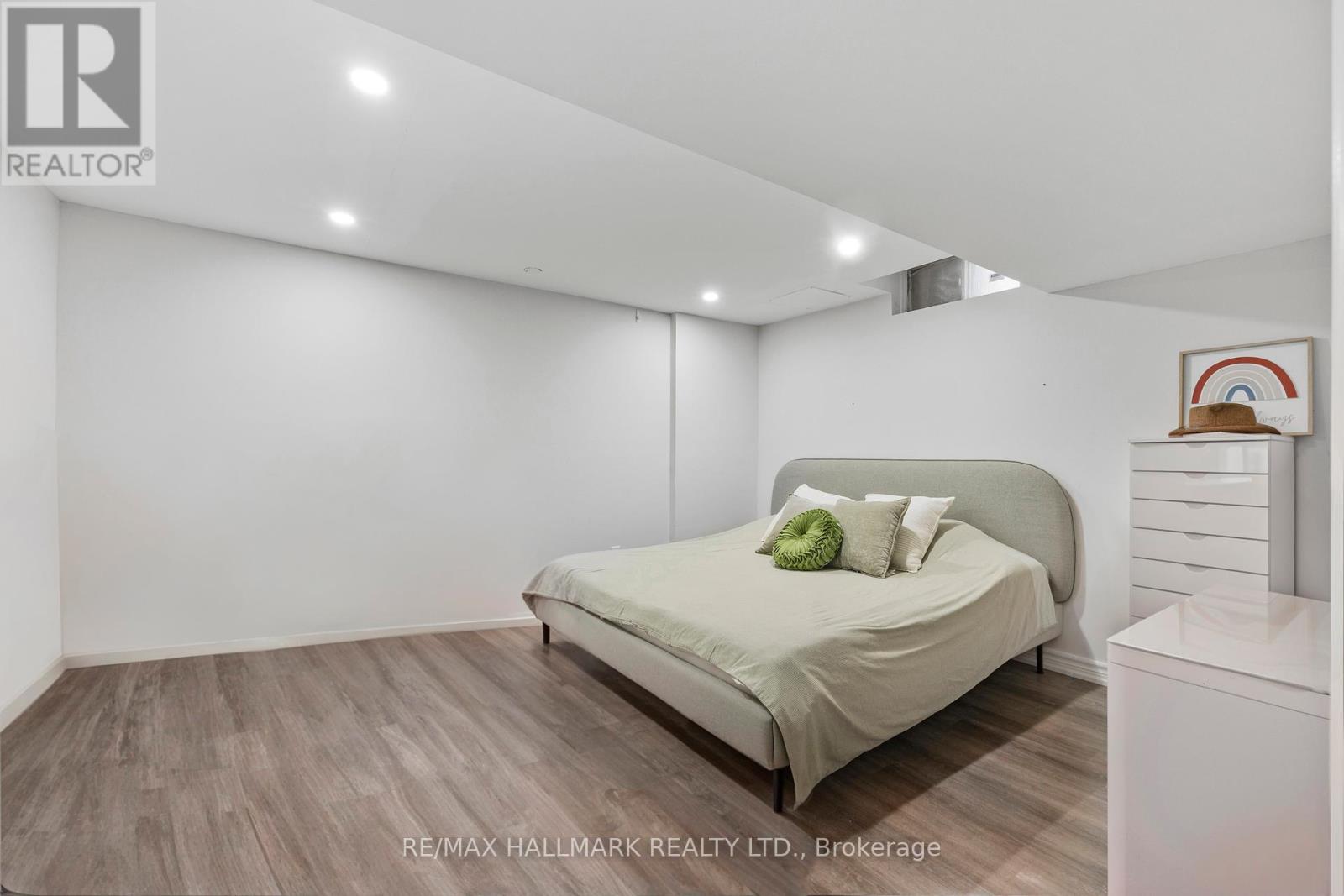 Photo 40 of 133 Heathwood Heights Drive, Aurora ON