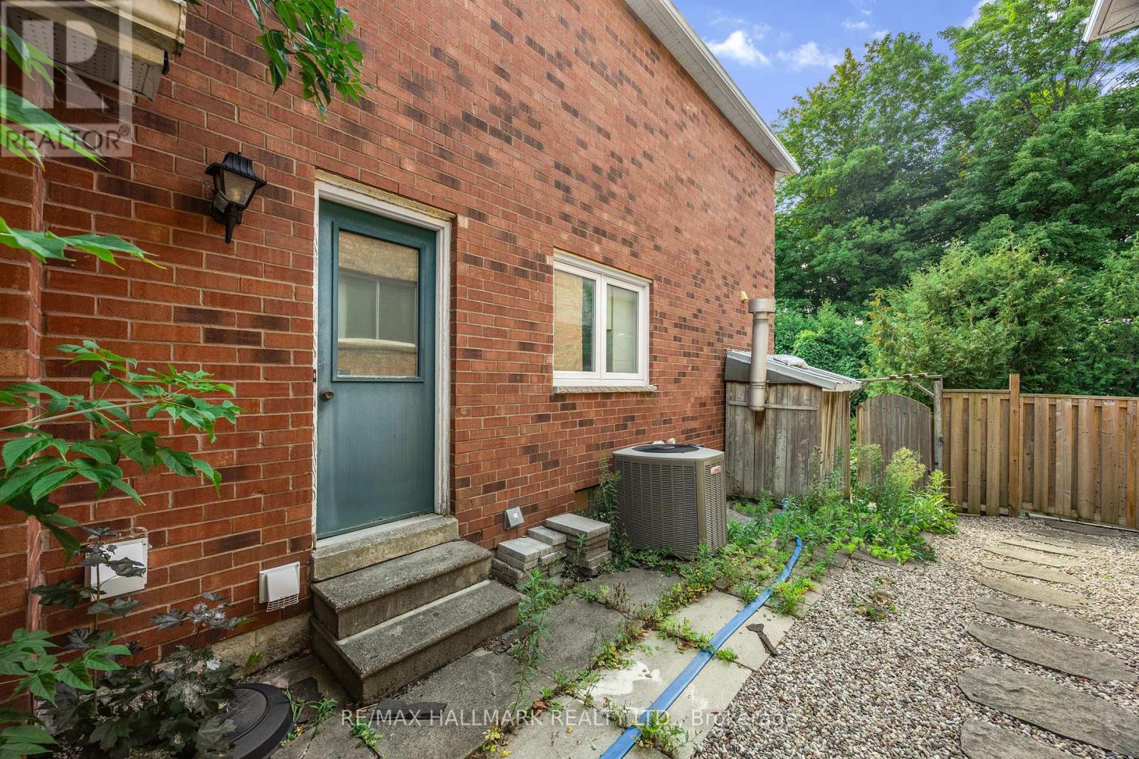 Photo 43 of 133 Heathwood Heights Drive, Aurora ON