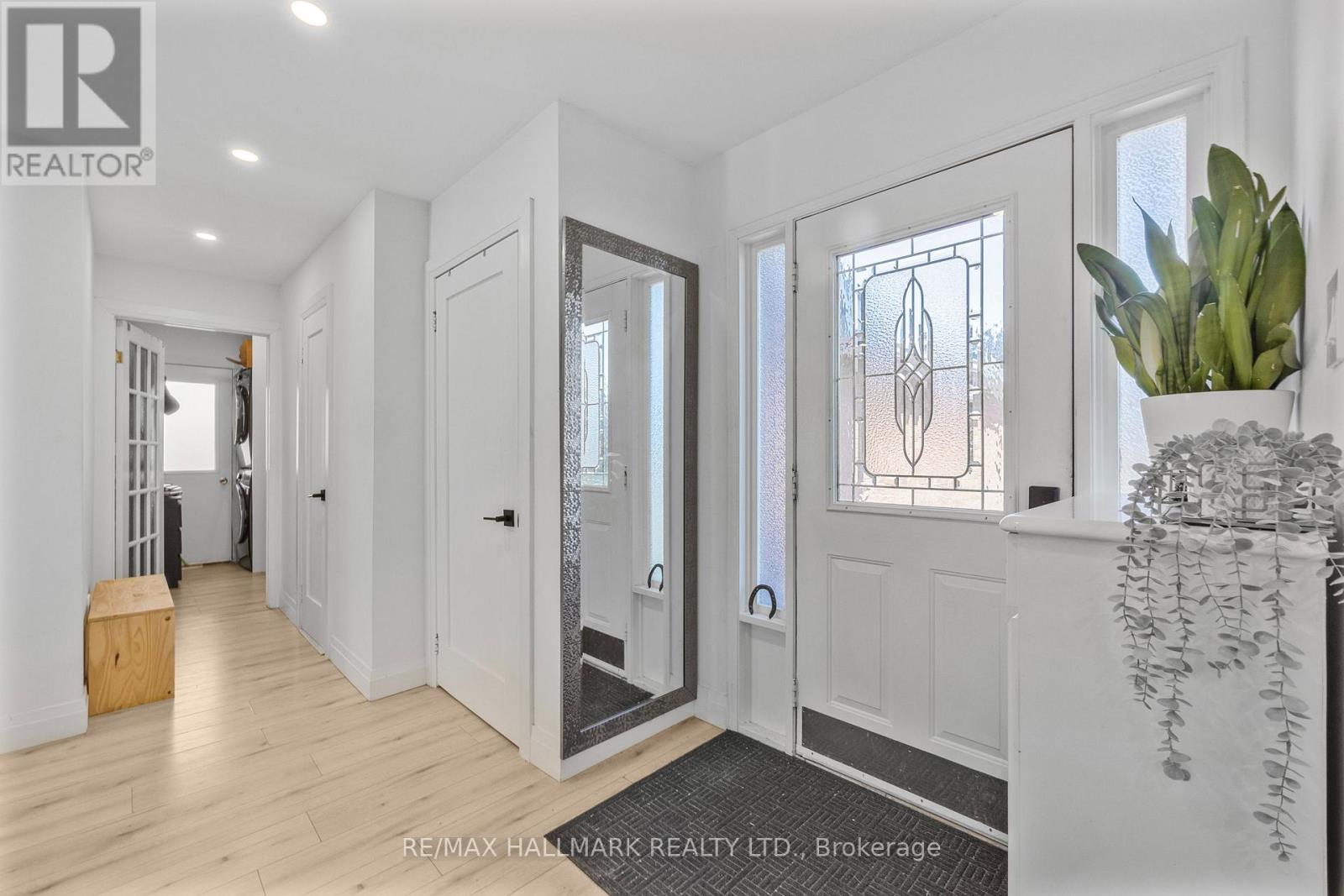 Photo 5 of 133 Heathwood Heights Drive, Aurora ON