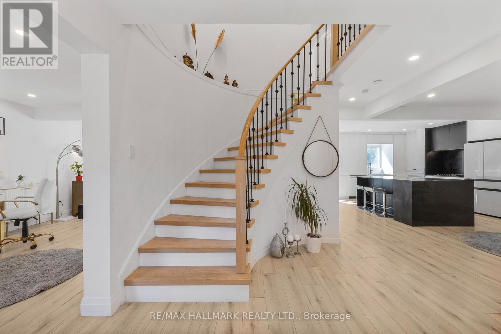 Photo 6 of 133 Heathwood Heights Drive, Aurora ON
