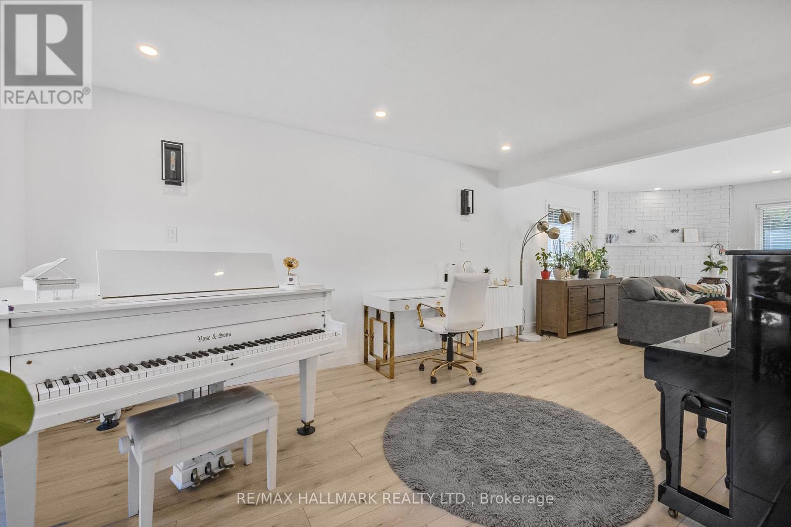 Photo 8 of 133 Heathwood Heights Drive, Aurora ON