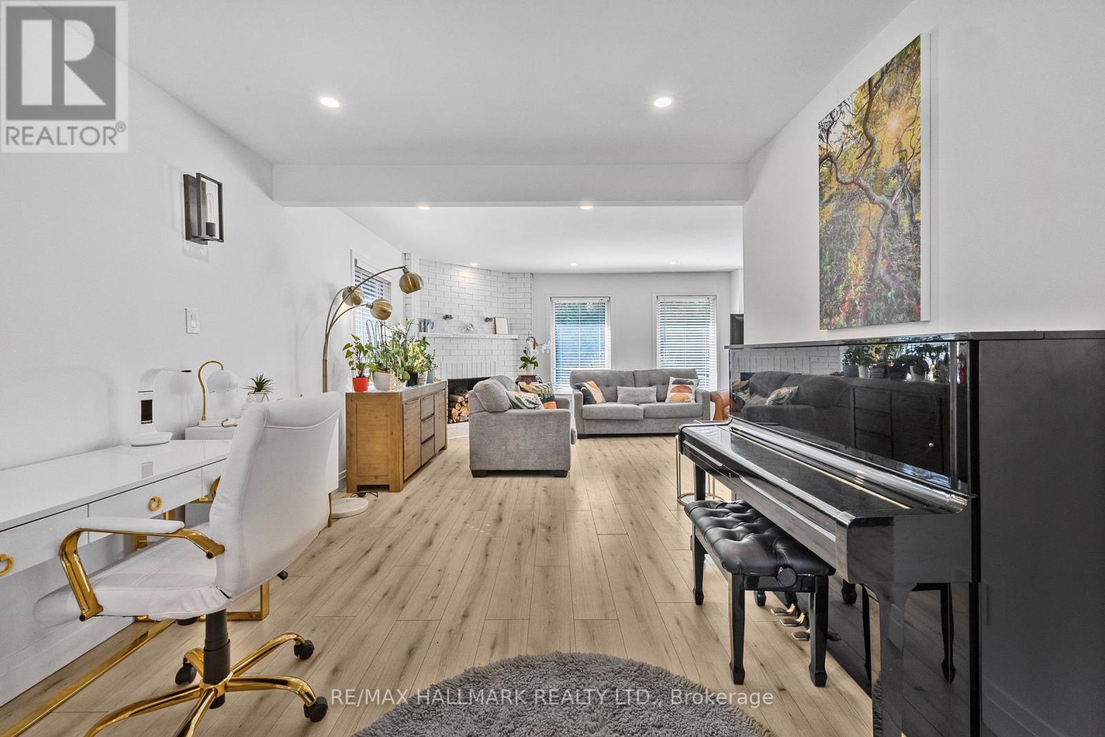 Photo 9 of 133 Heathwood Heights Drive, Aurora ON