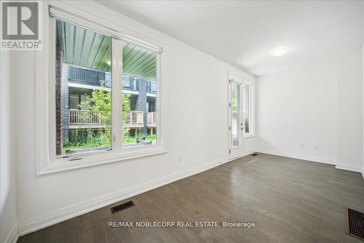 Photo 7 of 45 Globemaster Lane, Richmond Hill ON