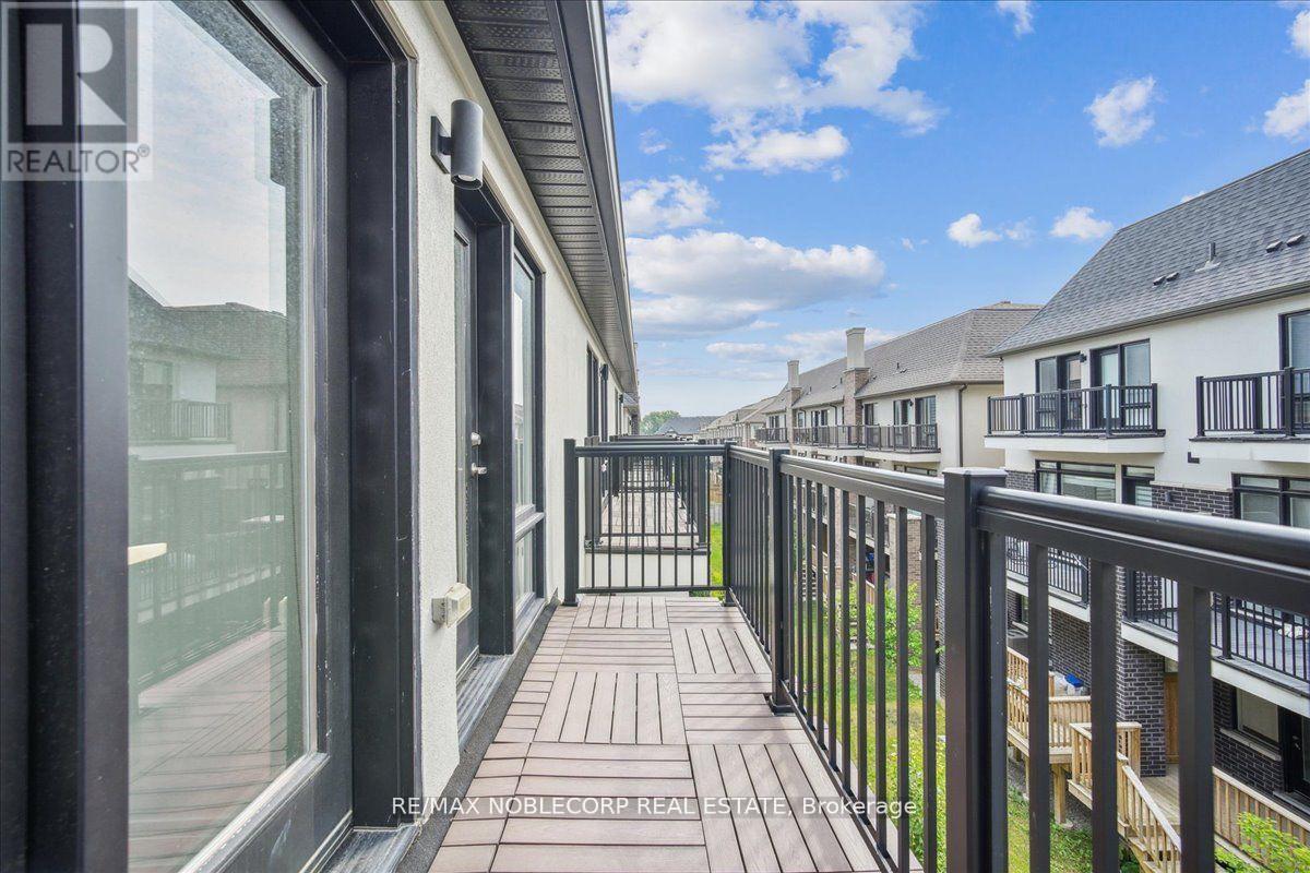 Photo 4 of 45 Globemaster Lane, Richmond Hill ON