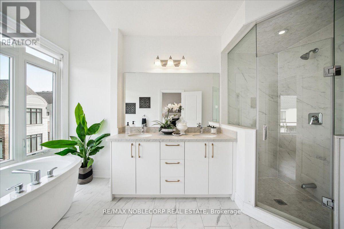 Photo 25 of 45 Globemaster Lane, Richmond Hill ON