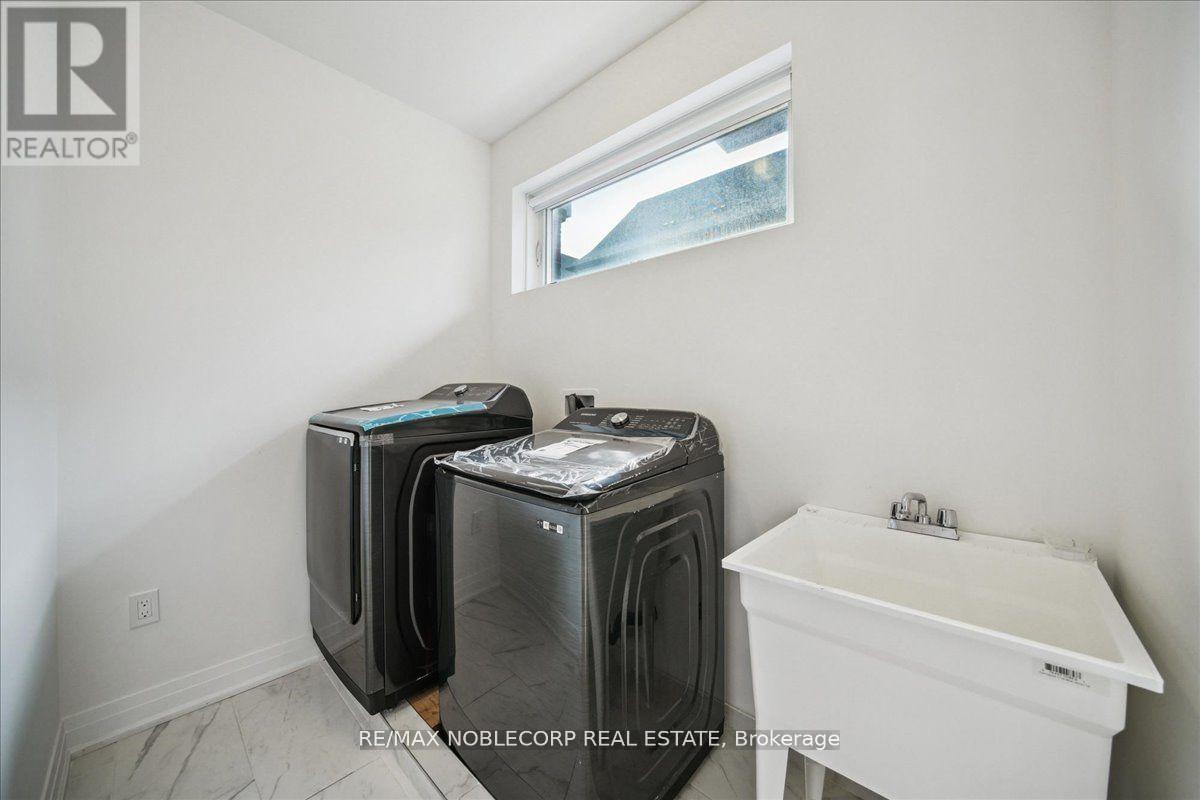 Photo 26 of 45 Globemaster Lane, Richmond Hill ON