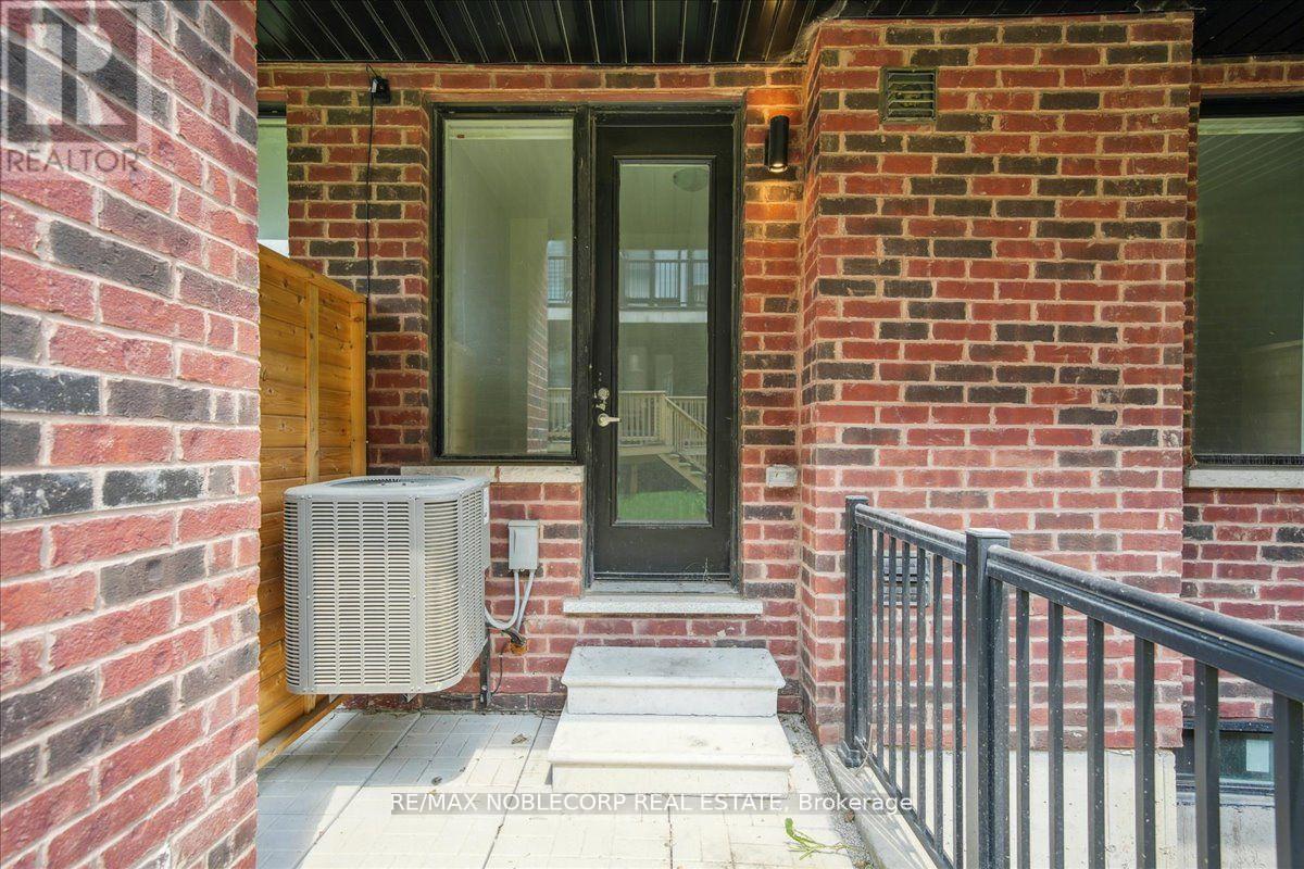 Photo 23 of 45 Globemaster Lane, Richmond Hill ON