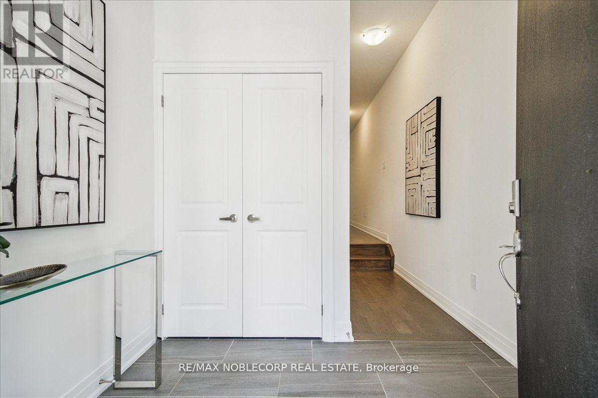 Photo 5 of 45 Globemaster Lane, Richmond Hill ON