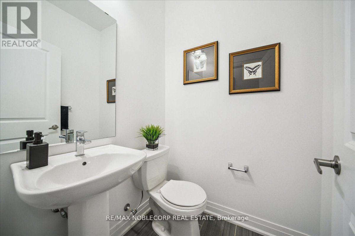 Photo 27 of 45 Globemaster Lane, Richmond Hill ON